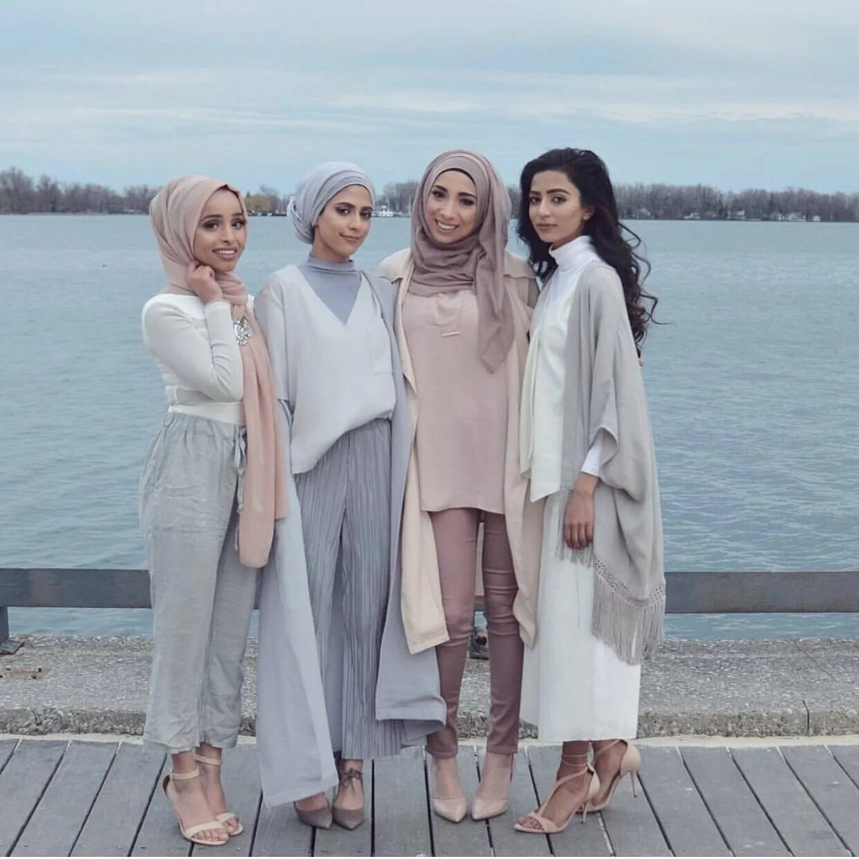 В какой одежде дубай. Стильная одежда для мусульманок. Мусульманский стиль одежды. Стильные образы для мусульманок. Одежда для мусульманок современная.