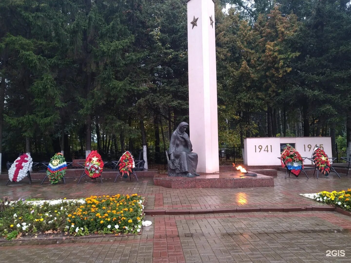 Город солнечногорск сенеж. Озеро сенеж солнечногорск. Церковь николая чудотворца — г. Парк сенеж в солнечногорске набережная. Монумент скорбящая мать солнечногорск.