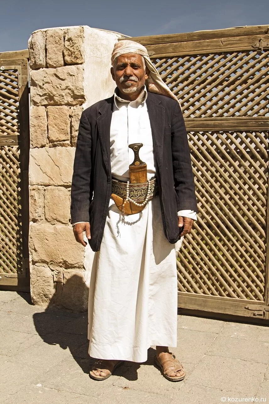 Дедушка араб. Старик араб. Пожилой араб. Старинная арабская одежда. Сирийская Национальная одежда для мужчин.