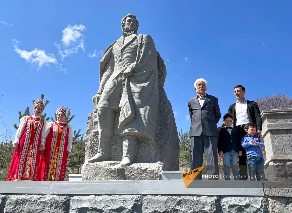 Пушкинский перевал Армения памятник Пушкину. Степанаване (Армения) памятник Пушкину. Памятник Пушкину в Ереване. Памятник Пушкину открыли в Армении. Трое армян