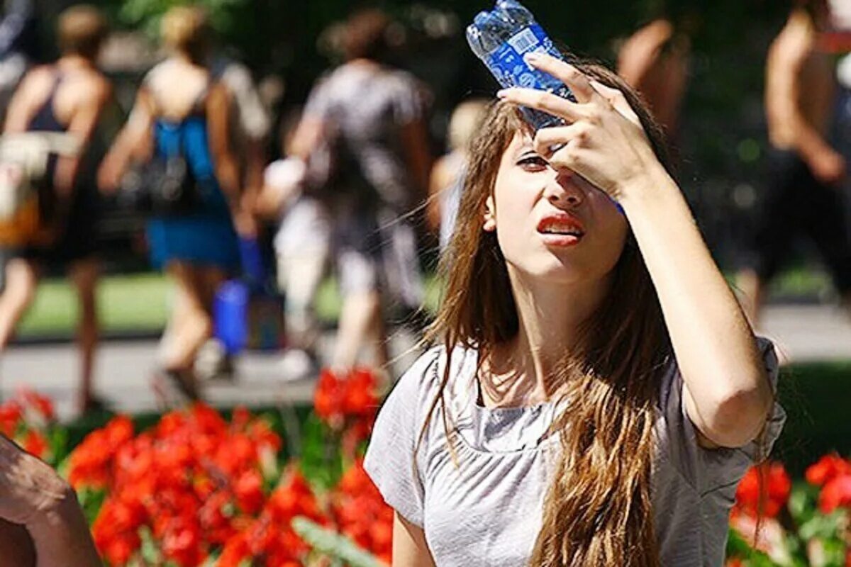 Женщине жарко. Жара в квартире. Сильная жара. Жаркий климат. Становится очень жарко.