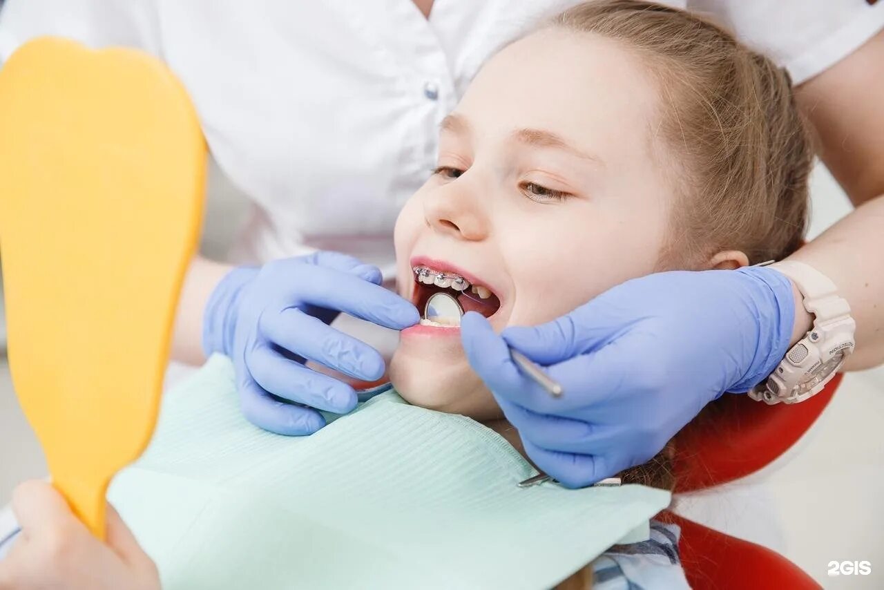 стоматология дети. картинка ребёнок у ортодонта. записать ребенка к ортодонту. ребенок у ортодонта. записать ребенка к ортодонту.