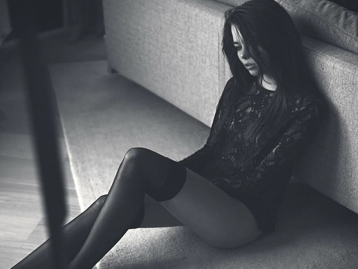 Молодые брюнетки чулки. Брюнетка черно белое. брюнетки в чёрных чулках. брюнетка чб. брюнетки сидя.