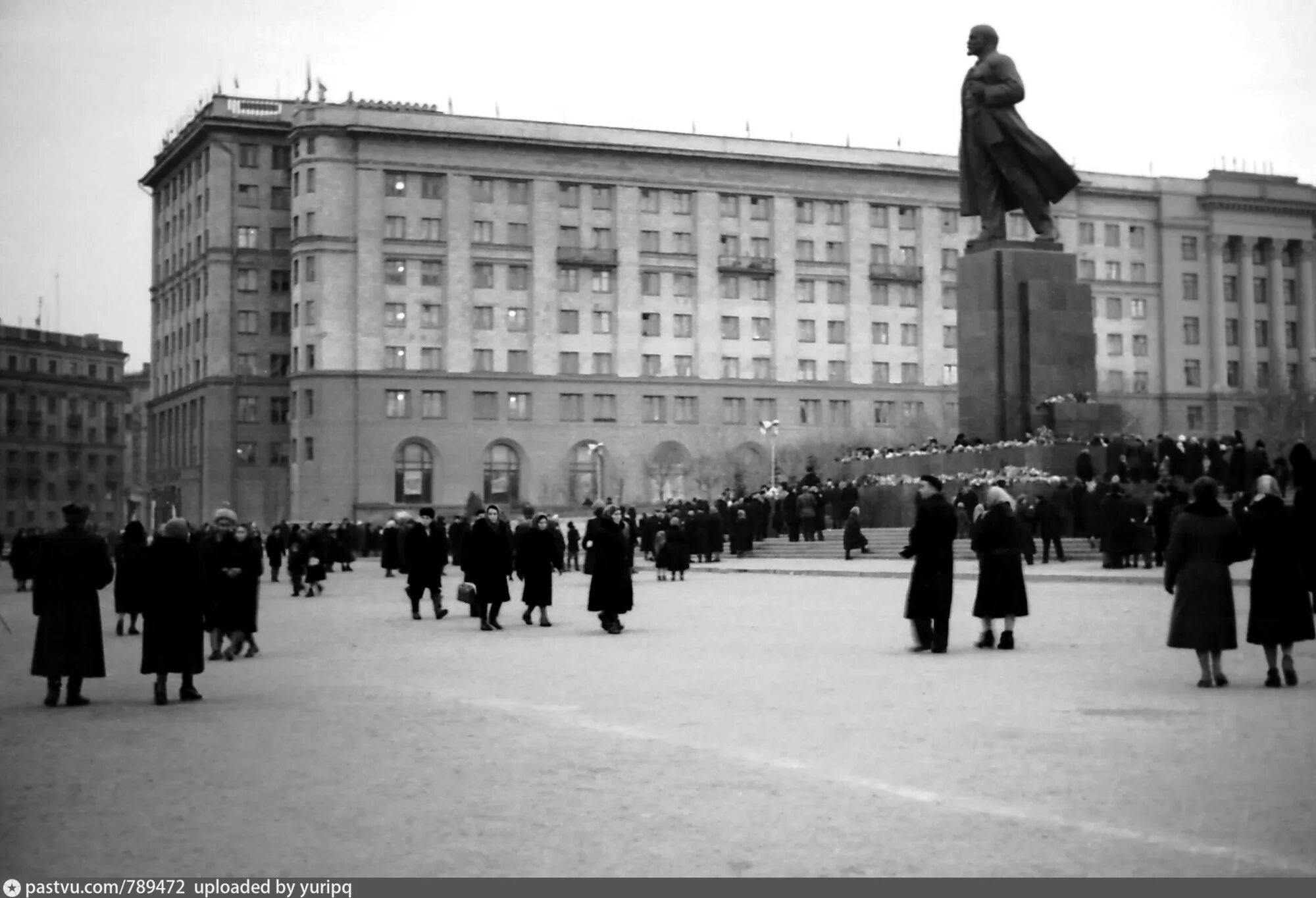 Революции 1 челябинск. Памятник Ленину в Челябинске на площади революции. Площадь революции СССР Челябинск. Памятник Ленину Челябинск площадь революции 1960. Площадь революции Челябинск 1980.