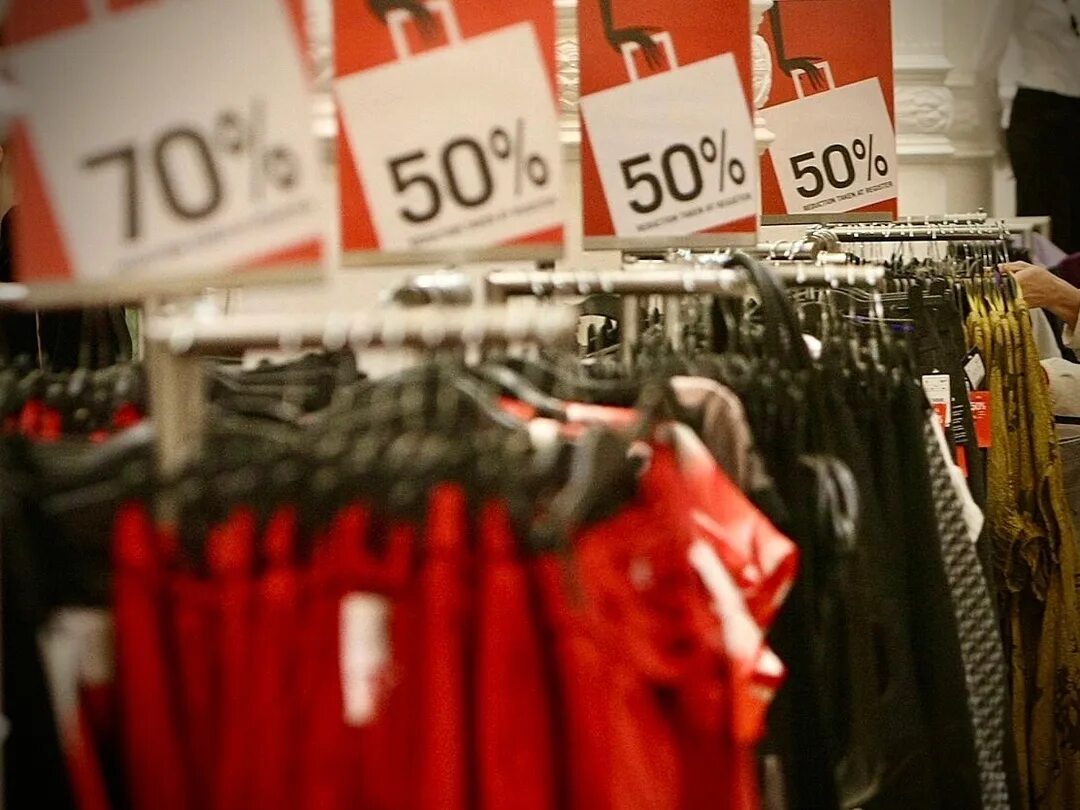 Скидки в магазине фото. Воблеры на витрину. Sale магазин. Скидки на витрине. Скидки в магазинах одежды.