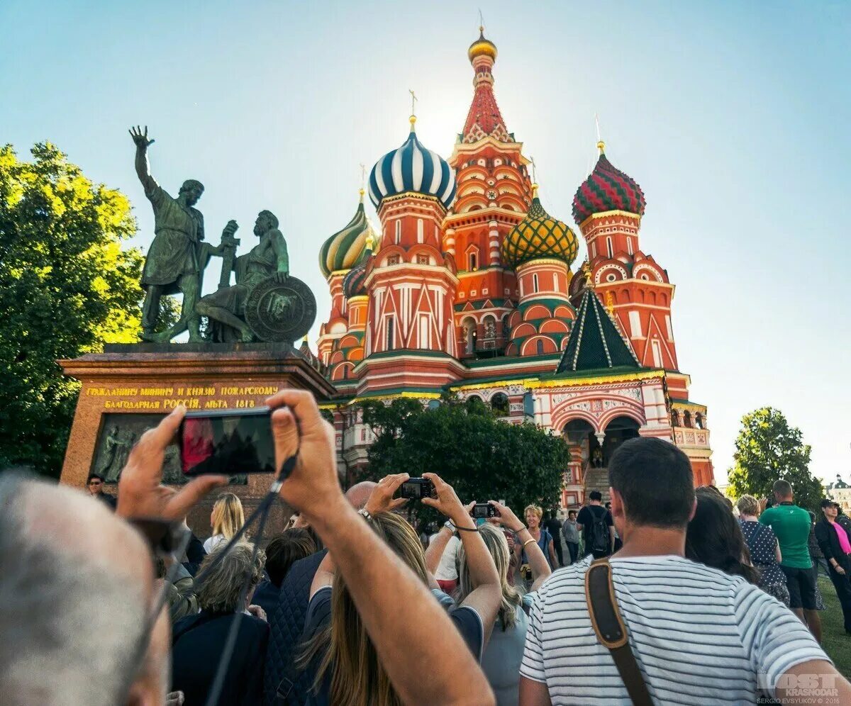 Туристы в Москве. Культурно-познавательный туризм. Историко-культурный туризм. Познавательный туризм в России. Экскурсионные данные