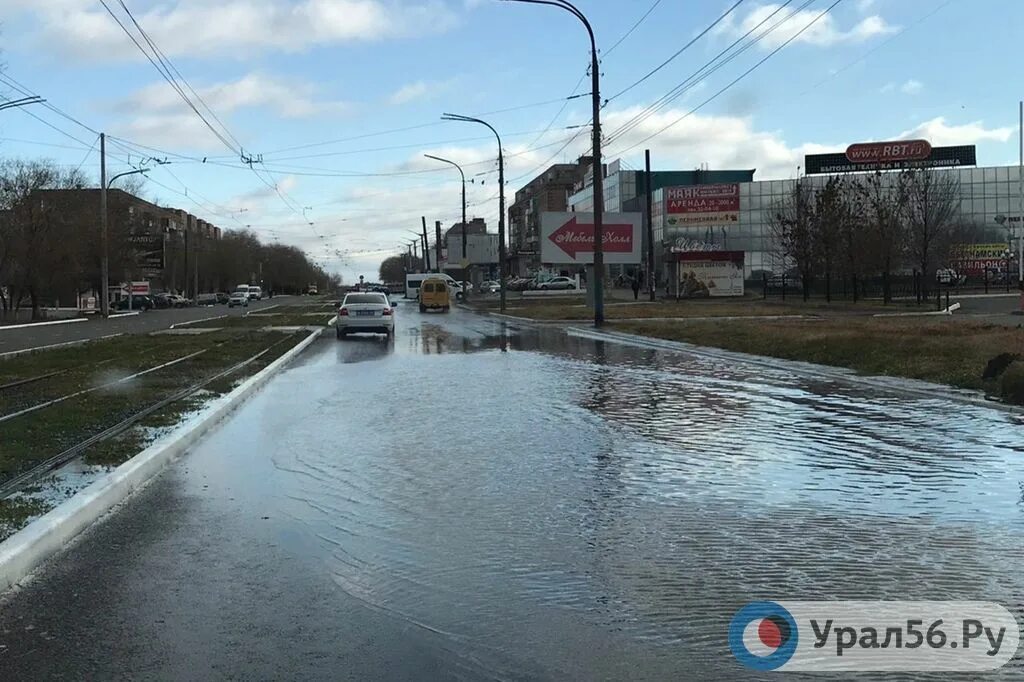 Какие улицы затопило в новом городе орска. Орск затопило. затопленный тротуар в пушкино. орск наводнение. орск паводок.