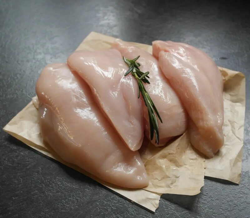 Разгрузочный день куриной грудки. Зеленое мясо в куриной грудке. куриная грудка внутри зеленая.