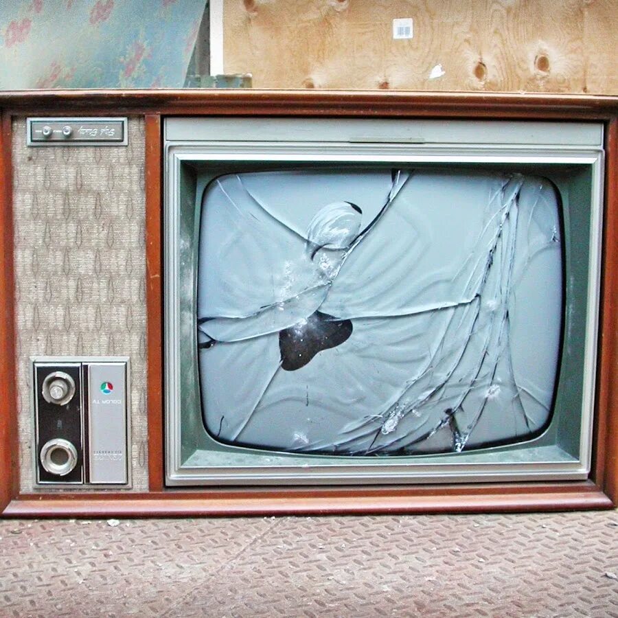 Сломанный телевизор. Старый сломанный телевизор. Разбитые телевизоры. Советские телевизоры сломанные.