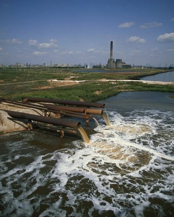 Заводы загрязняют воду. Загрязнение воды. Загрязненные водоемы. Сточные воды.