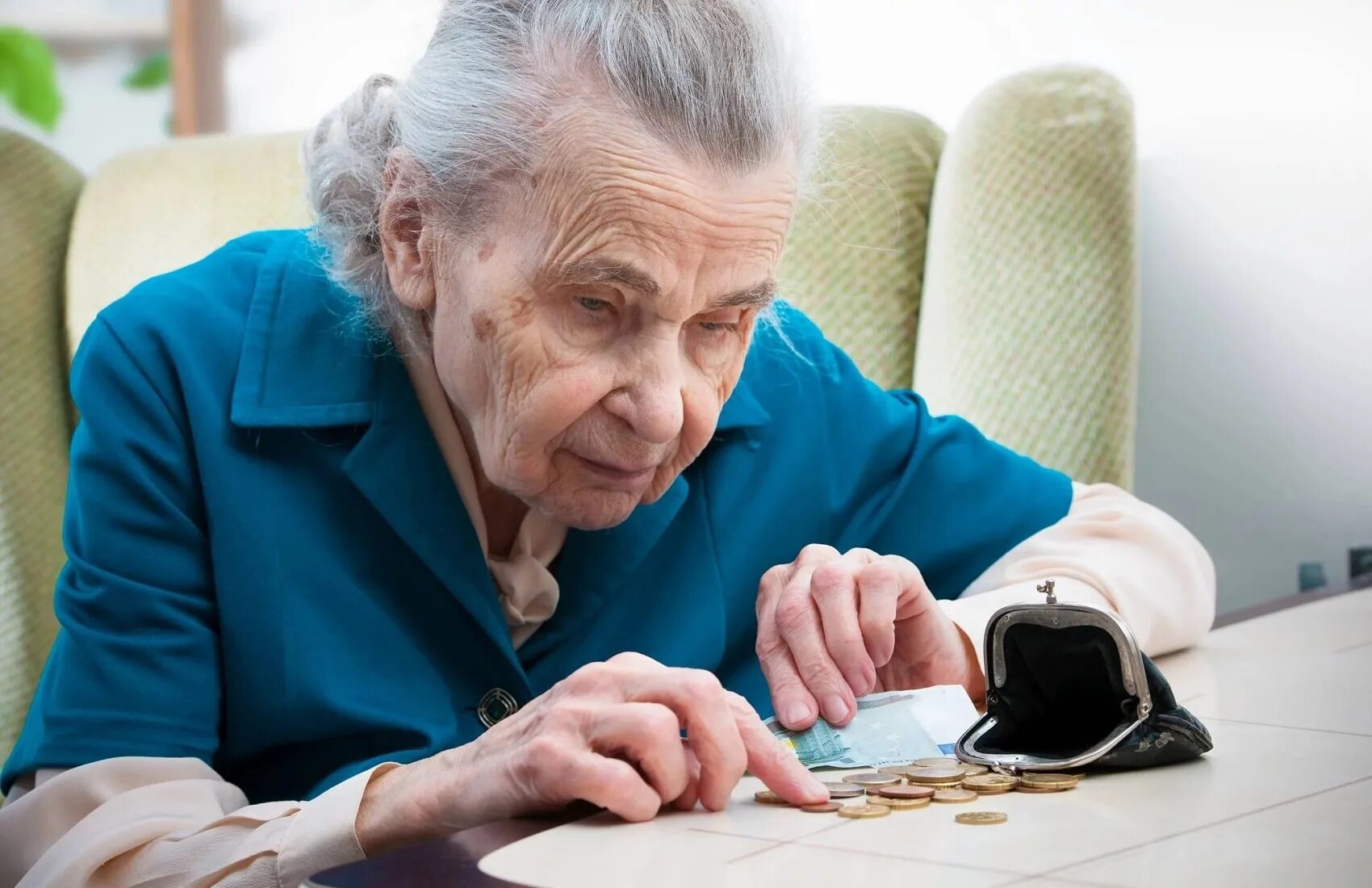 Пенсионер. Пожилые люди в России. Пенсионеры пенсия. Бабушка с пенсией.