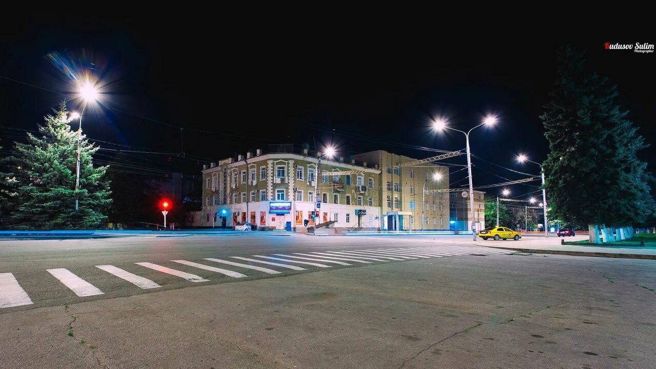 Черкесск ночью. Черкесск центр города. зеленый остров черкесск ночью. город черкесск карачаево-черкесской республики. черкесск парк первомайская.