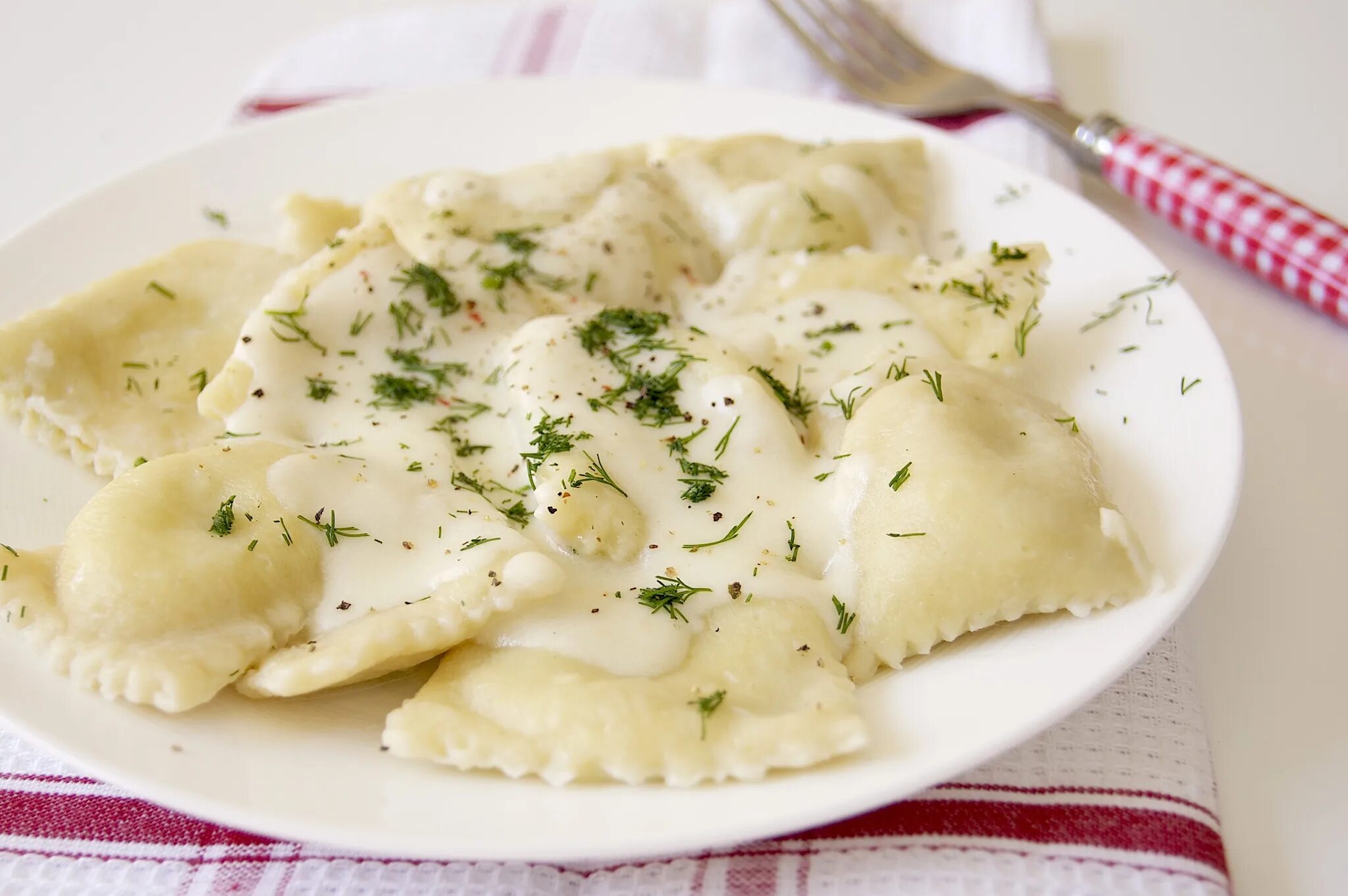 Сливки с пельменями. Жареные пельмени в сметанном соусе. Ракушки в сливочном соусе. Пельмени в сливочном соусе с сыром. Тортеллини в сливочном соусе.