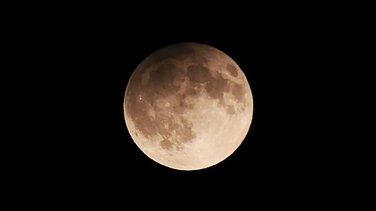 Луна в апреле месяце 2024. Полутеневое затмение Луны. Полутеневое лунное затмение фото. Луна 29 января 2005. Луна 29 апреля.