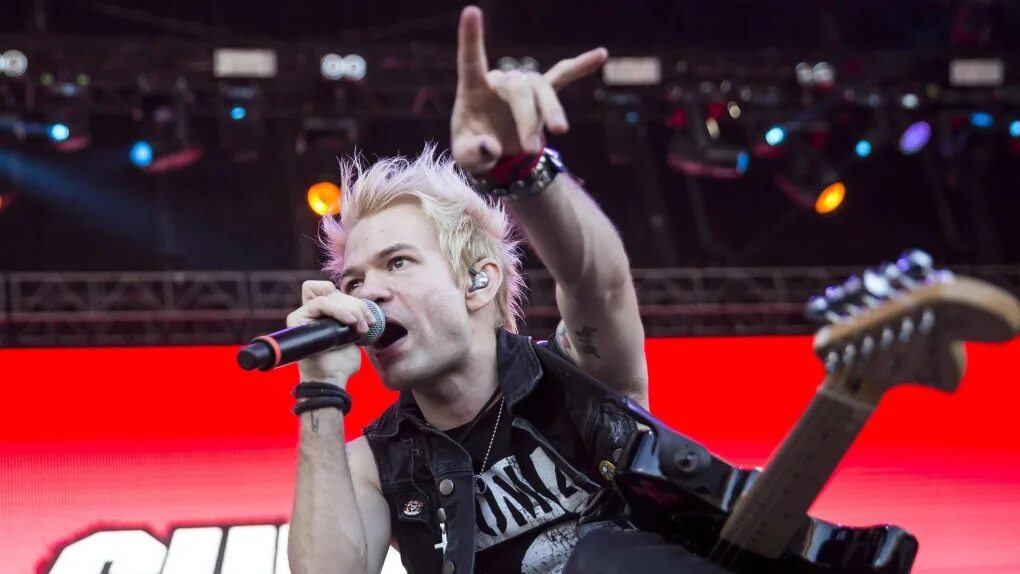 Дерик уибли. Sum 41 солист. sum 41 дерик уибли. дерик уибли 2000.