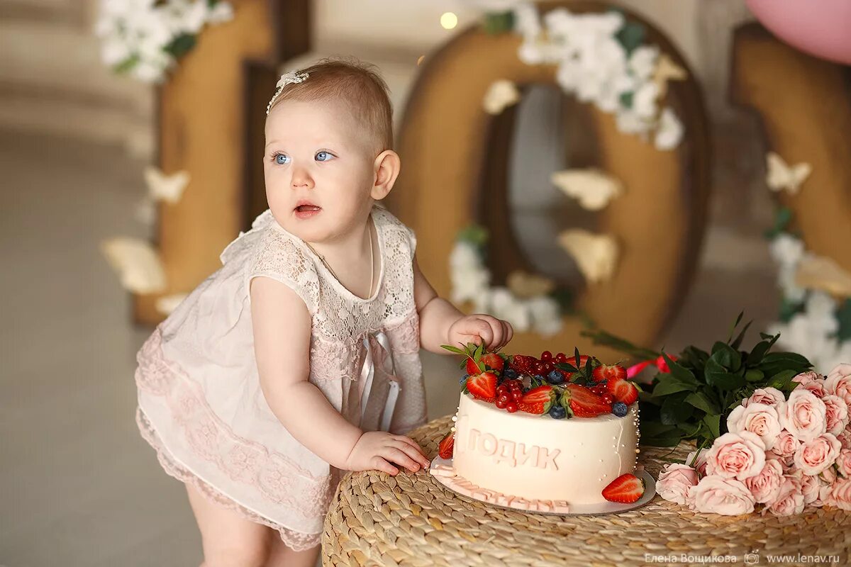 девочка. фотосессия на годик в студии. семейная фотосессия на годик. торт девочка. фотосессия на 5 лет.
