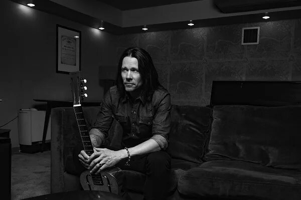 Myles kennedy the art of letting go. Myles kennedy 2025. myles kennedy the ides of march 2025. myles kennedy get along обложка альбома. myles kennedy in black.