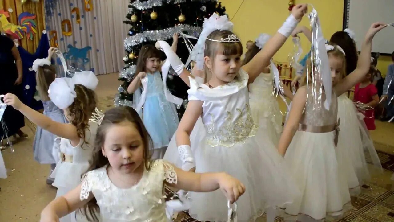 Танцы снежинок для старших дошкольников. Танец снежинок старшая группа в детском. Танец снежинок ясли. Прическа для танца снежинки. Танец снежинок в детском саду младшая группа.