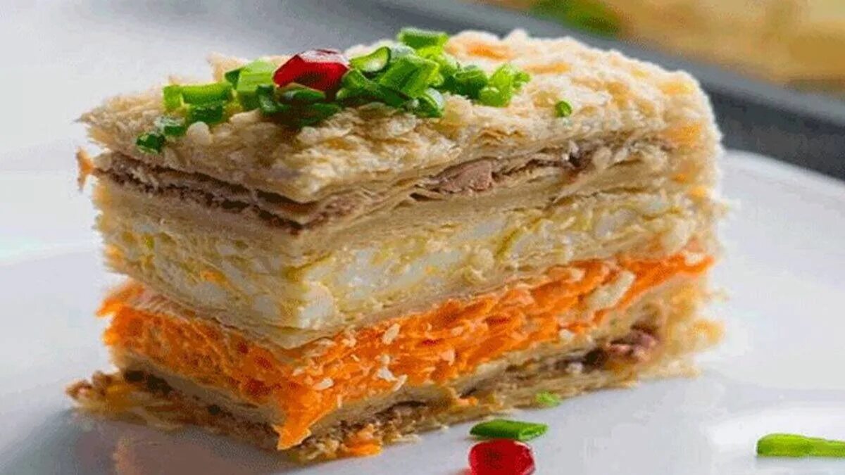 Торт рыбный из коржей. Торт рыбный из коржей. Салат закусочный наполеон с рыбной консервой. Закусочный торт из вафельных. Наполеон из рыбы.