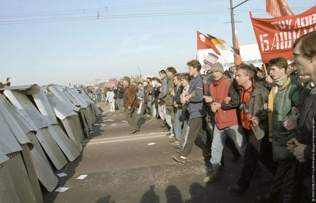 1993 век. Октябрьский путч 1993. Путч 1993 белый дом. Ельцинский путч 1993. 1993 Год Москва белый дом штурм.