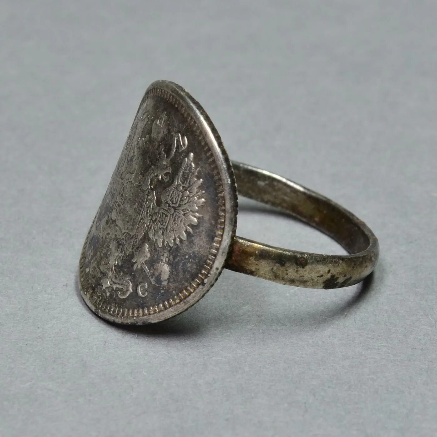 Самое старое кольцо. Перстни 19 века. Перстень оборонитель 19 век. Старинные кольца. Серебряные кольца 19 века.
