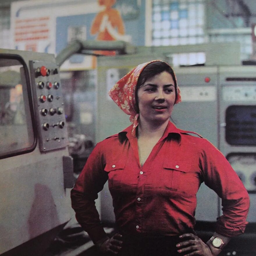 Советские работницы заводов. Рабочий цех. Советска девушка на заводе. Женские профессии. Работница видео.