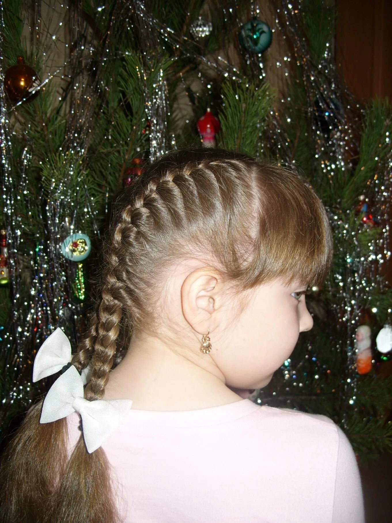 Прическа елочка. Прическа на новогоднюю елку для девочки. Прически на нг для девочек. Прическа для девочки на новый год в школу. Новогодние прически.