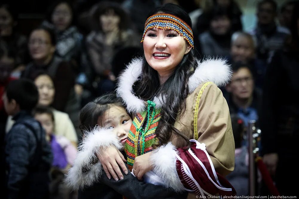 якуты эвенки. национальные костюмы саха якутии. что делают якуты. чукчи эвенки. народы севера ханты и манси.