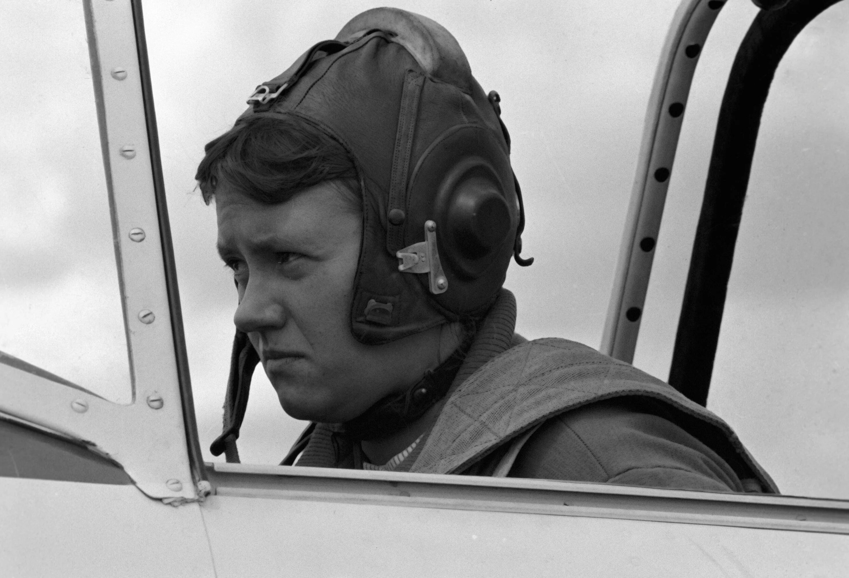 Виктор талалихин подвиг таран. Николай рахтиенко летчик. Николай винченко лётчик. Ас яковлев авиаконструктор. Михаил васильевич водопьянов полярные лётчики.