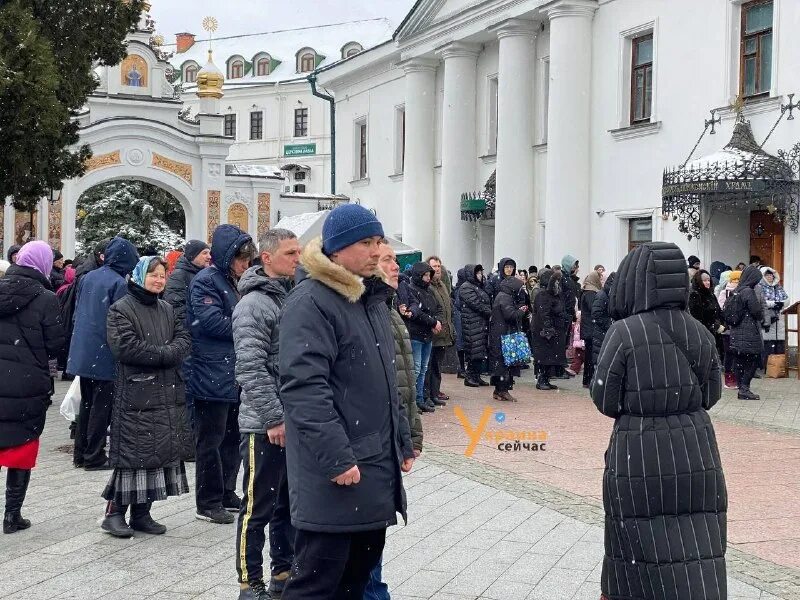 Люди в церкви. Монахи Киево-Печерской Лавры сейчас. Прихожане в церкви. Украинская Церковь.