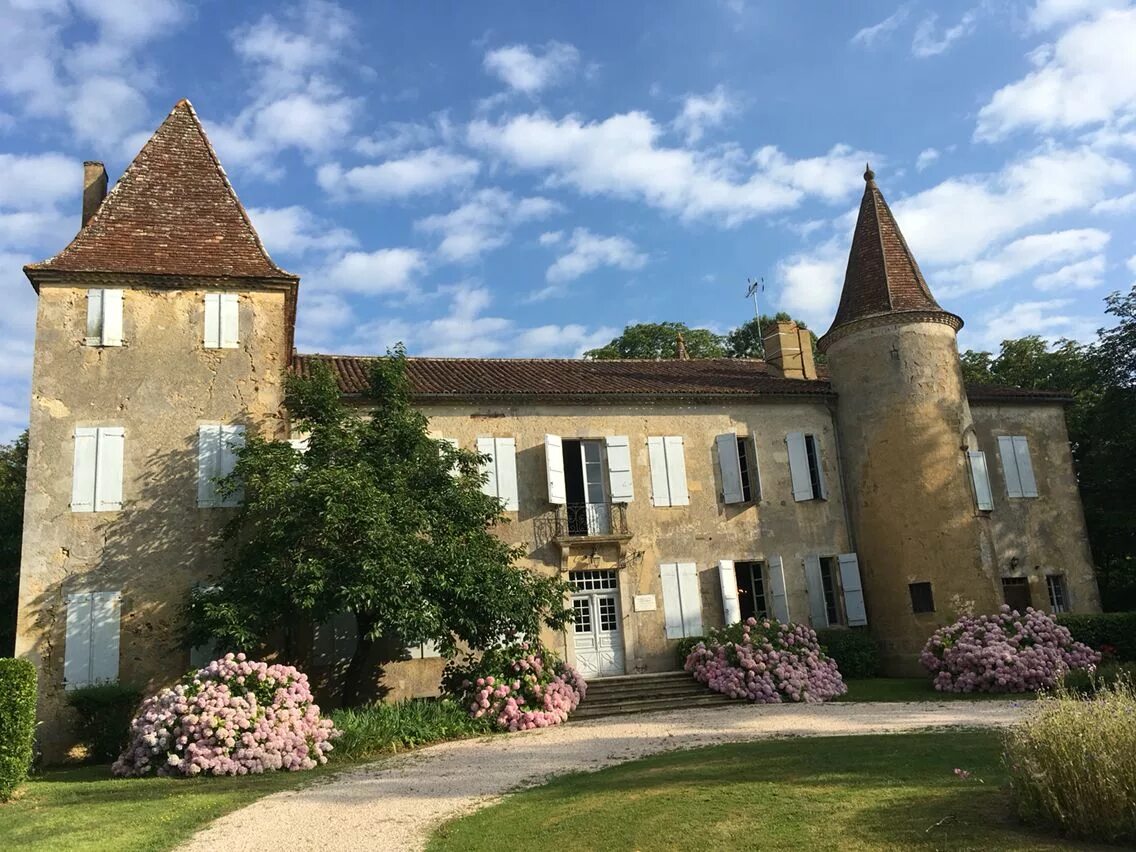 Кондом памятник мушкетерам. Провинция д артаньяна. Замок д'артаньяна. Города гаскони франция. Гасконь франция.