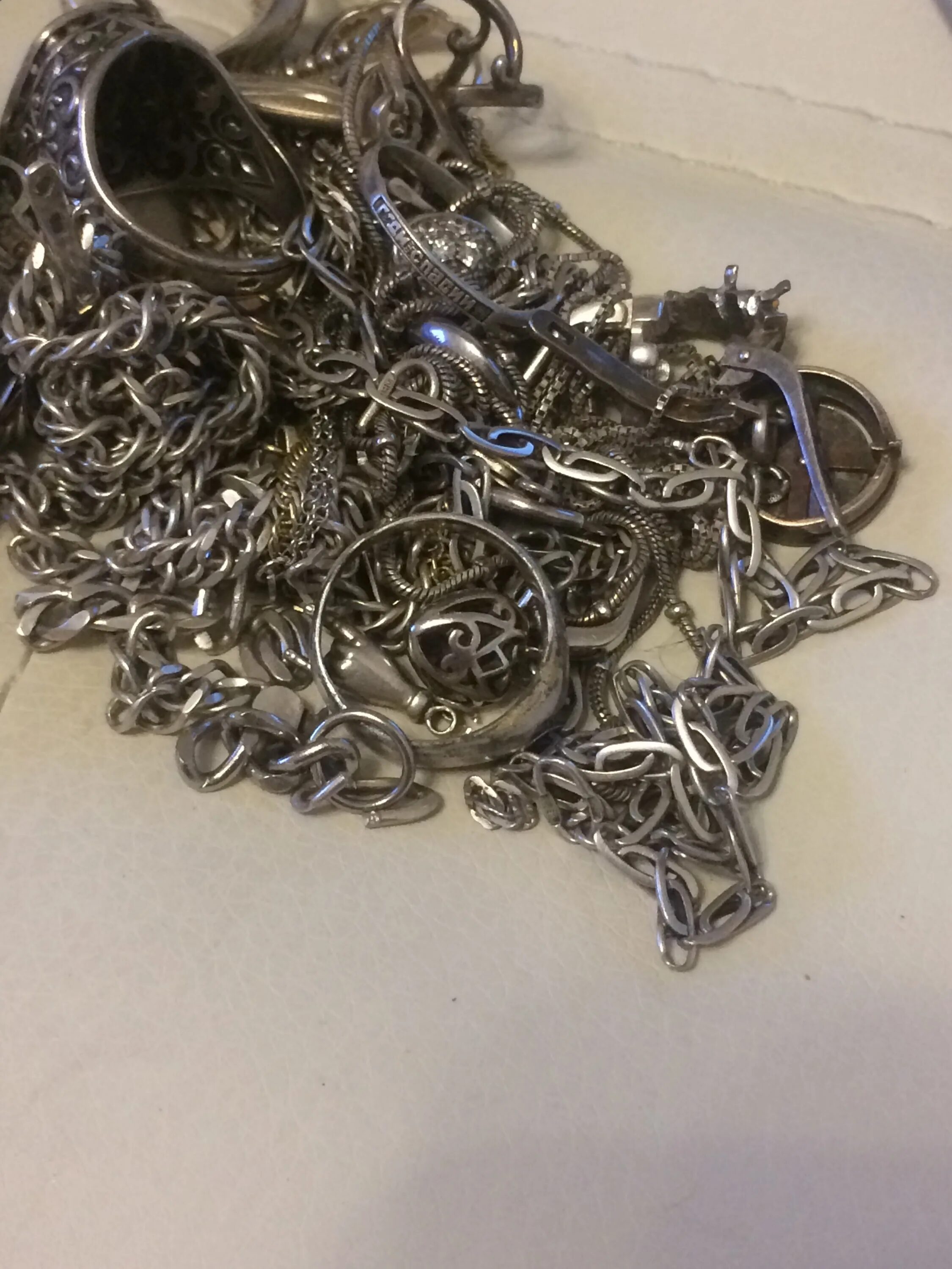 Сколько стоит грамм серебра 925 пробы сегодня. Лом серебра. Серебряные украшения и лом. Серебро лом изделия. Металлолом серебро.