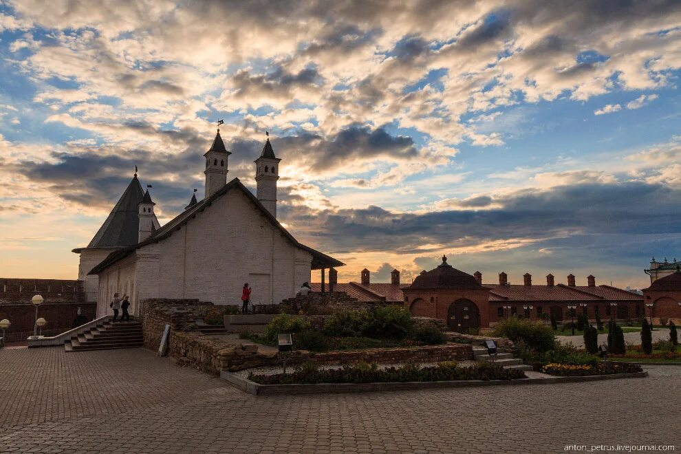 Казанская крепость в Казани. Казанский Кремль. Кремлевский холм Казань. Белая крепость Казань.