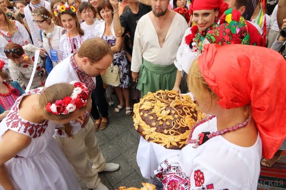 Праздничный хлеб соль. Украинский каравай на свадьбе. Традиционная украинская свадьба. Свадебные обычаи украинцев. Традиции на свадьбе.