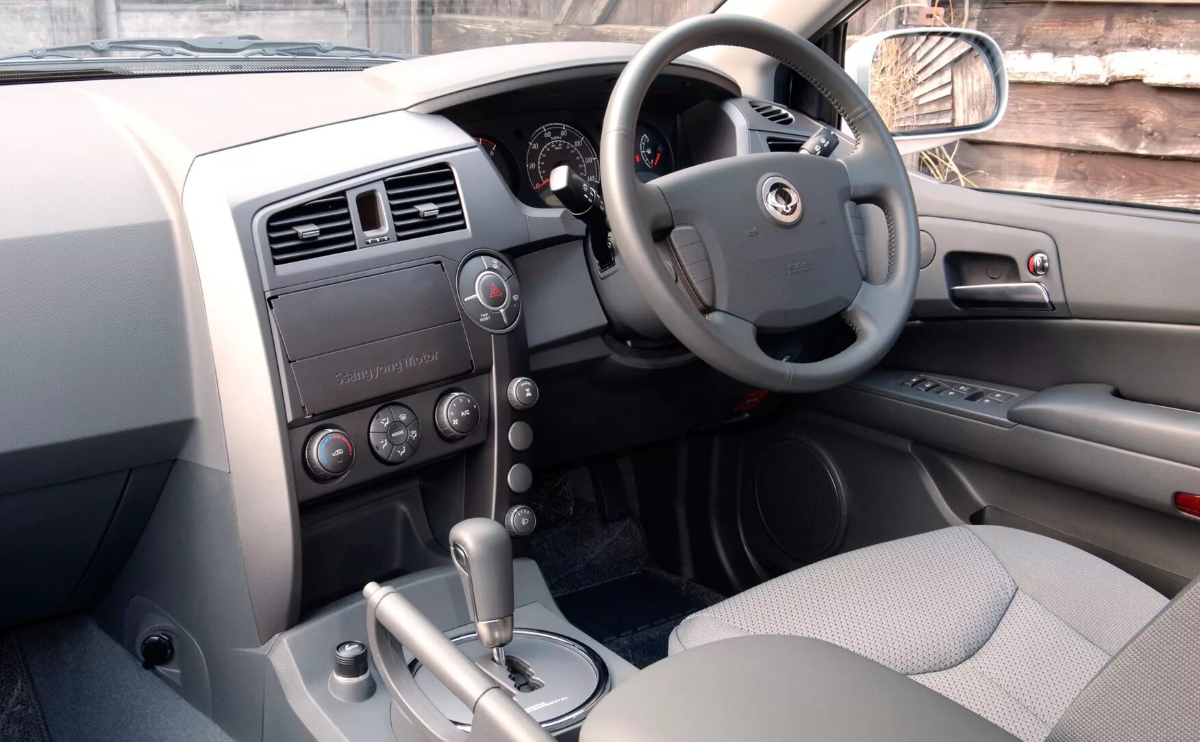 Кайрон на механике. SSANGYONG Kyron 2006 салон. Kyron 2006 салон. Саньенг Кайрон 2006. SSANGYONG Kyron Interior.