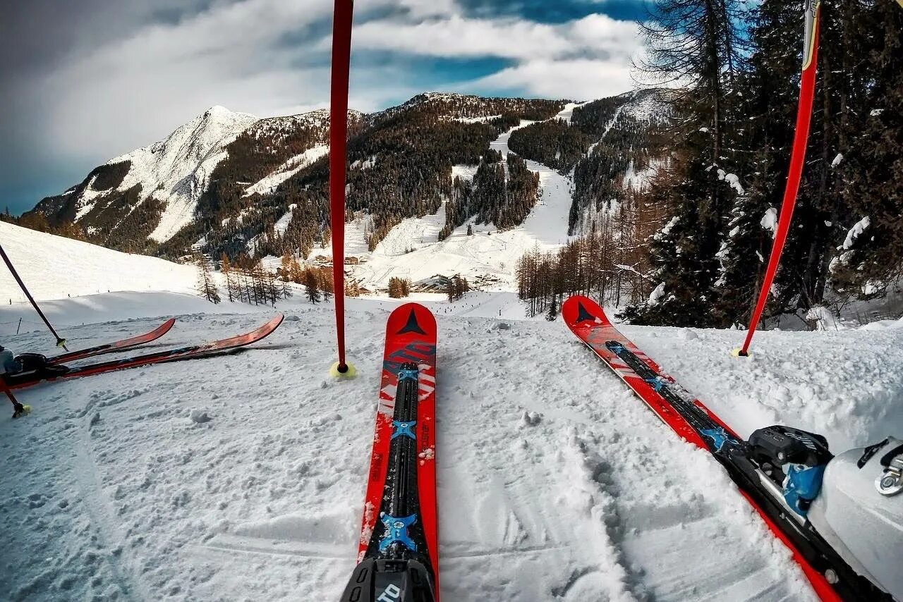 Занятии горнолыжным спортом. Горные лыжи. Горные лыжи. Лыжник. Горнолыжный спорт.