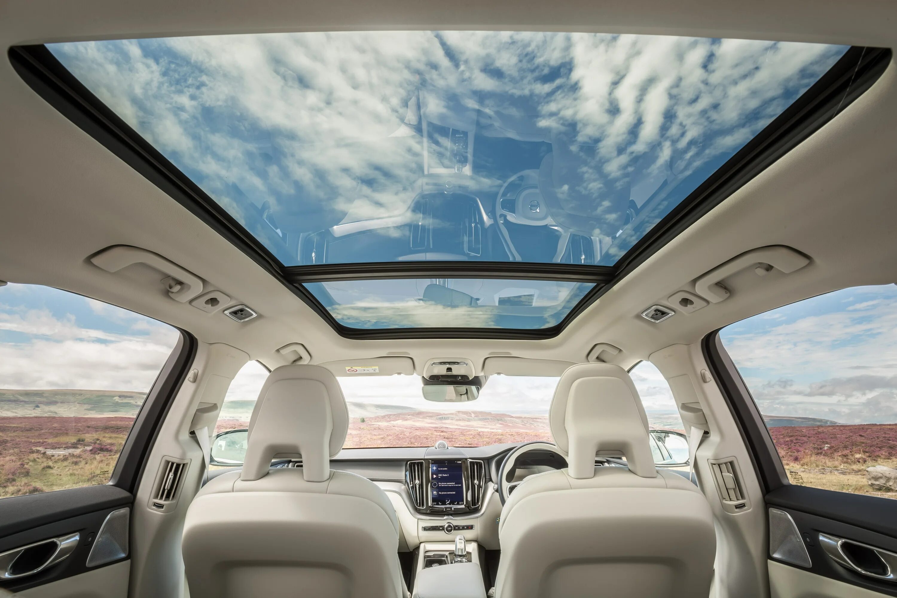 Автомобили с панорамной крышей. Volvo xc60 панорамная крыша. вольво xc90 с панорамной крышей. volvo xc60 2025 с панорамной крышей. вольво хс60 с панорамной крышей.