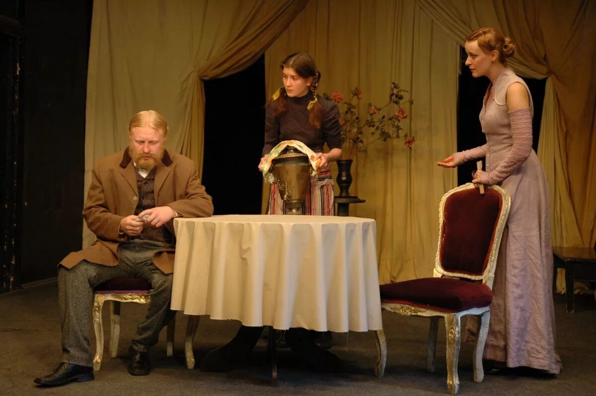 поход в театр. театрализованное представление в детском саду. декорации для детского спектакля. театральная постановка к году семьи. зрители в театре.