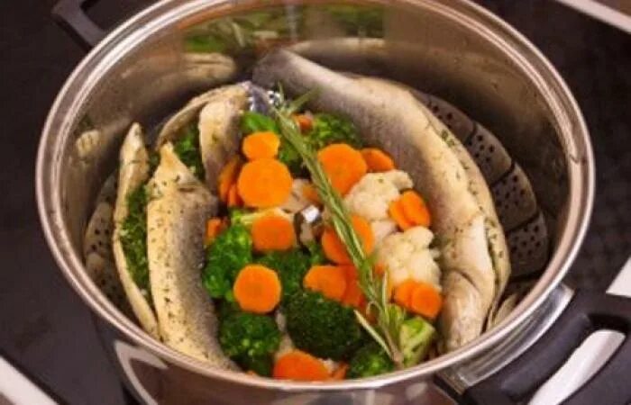Варка на пару без пароварки. Готовка рыбы на пару. Дуршлаг для пароварки. Готовка рыбы на пару. Рыба на пару.