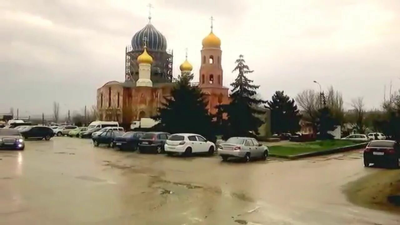 Улицы городище волгоградская. Храм в Городище Волгоградской области. Городищенский храм Волгоград. Храм всех скорбящих радость Городище Волгоградская область. Кладбище у храма в Городище Волгоградской области.