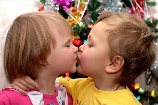Детский поцелуй в губы. Детские поцелуи в губы. Дети поцелуй с языком. Мальчик целует девочку в губы. Большая девочка большой мальчик целуется