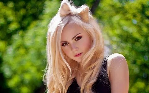 Download Stunning Blonde Cute Girl Wallpaper Wallpapers.com