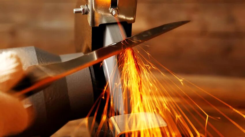 правильный угол заточки кухонного ножа. заточник. средневековый кузнец. вода камень точит. круглый камень для точильного станка для заточки ножей.