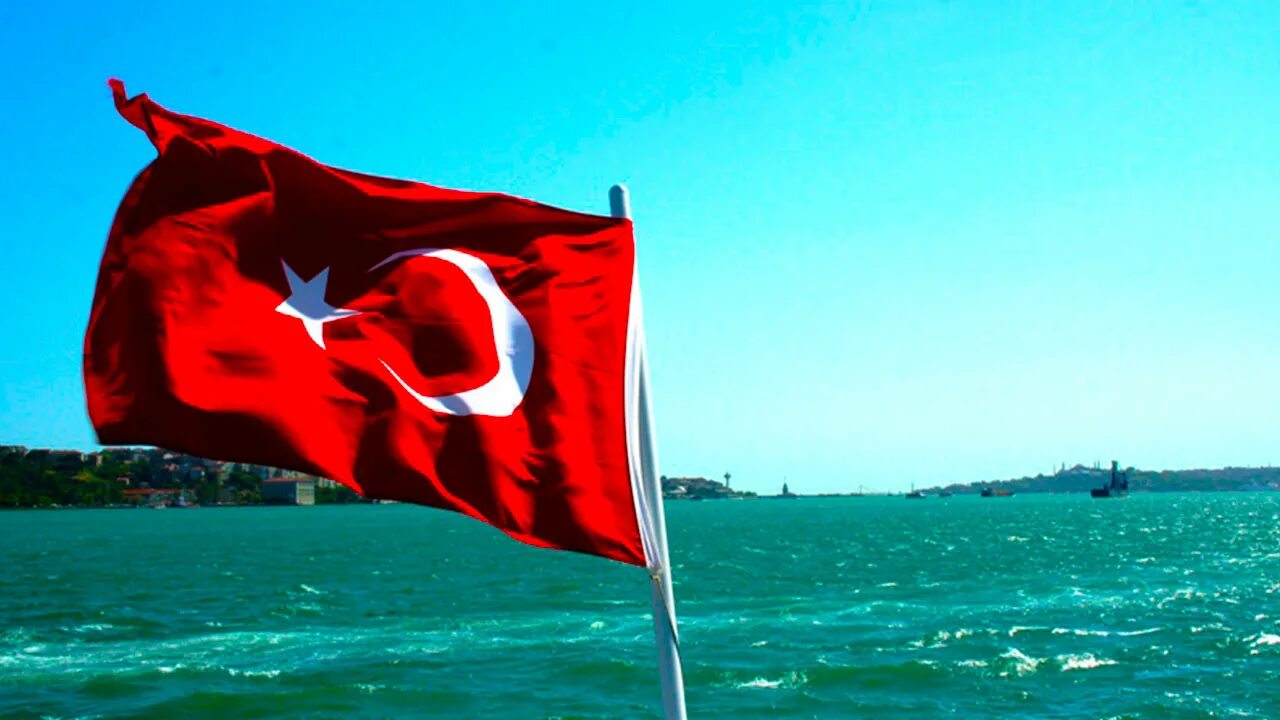 Din ok. Флаг Турции. Истамбул флаг. Турецкий флаг Стамбул. Турция флаг на фоне города.