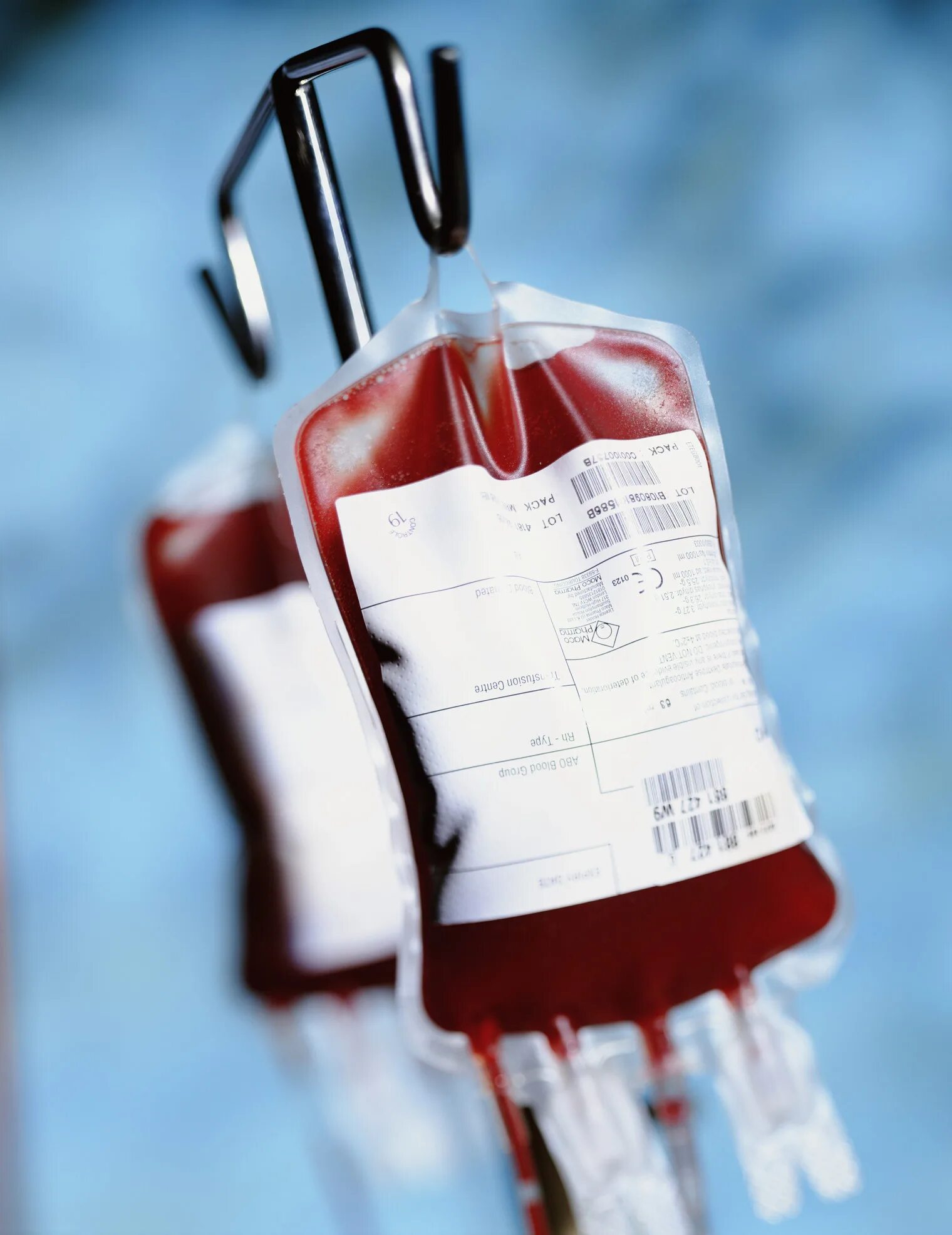 Заболевания доноров крови. Переливание донорской крови. Капельница для переливания крови. Пакет с кровью для переливания.