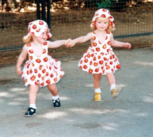 Модные девочки. Подружки дети. Подружки дети. Подружки хохотушки. С днём рождения близняшки девочки 5 лет.