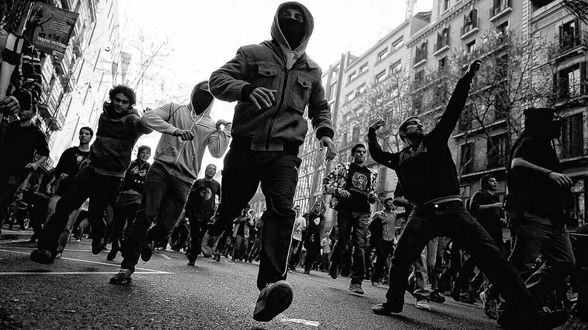 Джо коул преступник фильм. Элизабет олсен годзилла. Футбольные хулиганы одежда. Хулиганы фильм 2022. Хулиганы как называется девушка.