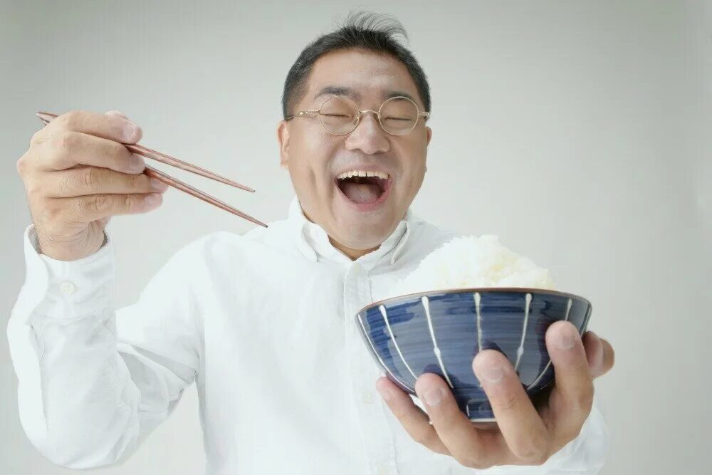 В китайском есть времена. Японцы едят палочками. Китаец с палочками. Что едят японцы.