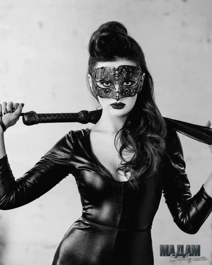 Девушка стала госпожой. Lady asmondena госпожа. Фотосессия в кожаном стиле. Красивые девушки с плеткой. Вамп готесса в коже.