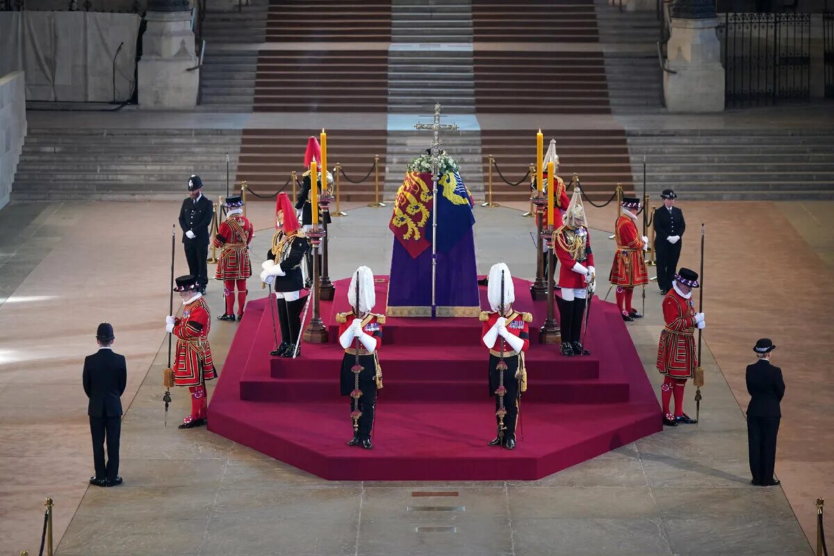 Что случилось в королевской семье. Похороны королевы Елизаветы 2022. Могила Елизаветы 2 королевы Англии. Церемонии в Букингемском Дворце.